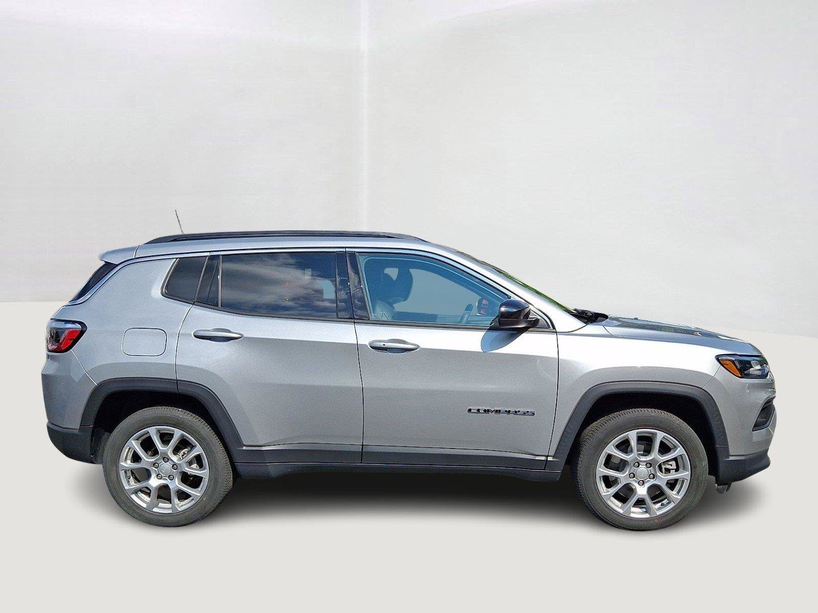 Used 2023 Jeep Compass Latitude AWD/4WD image 7