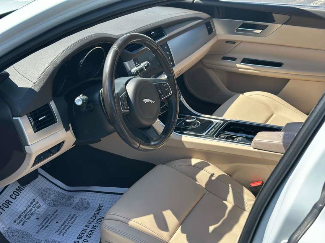 Used 2018 Jaguar XF Premium RWD image 10