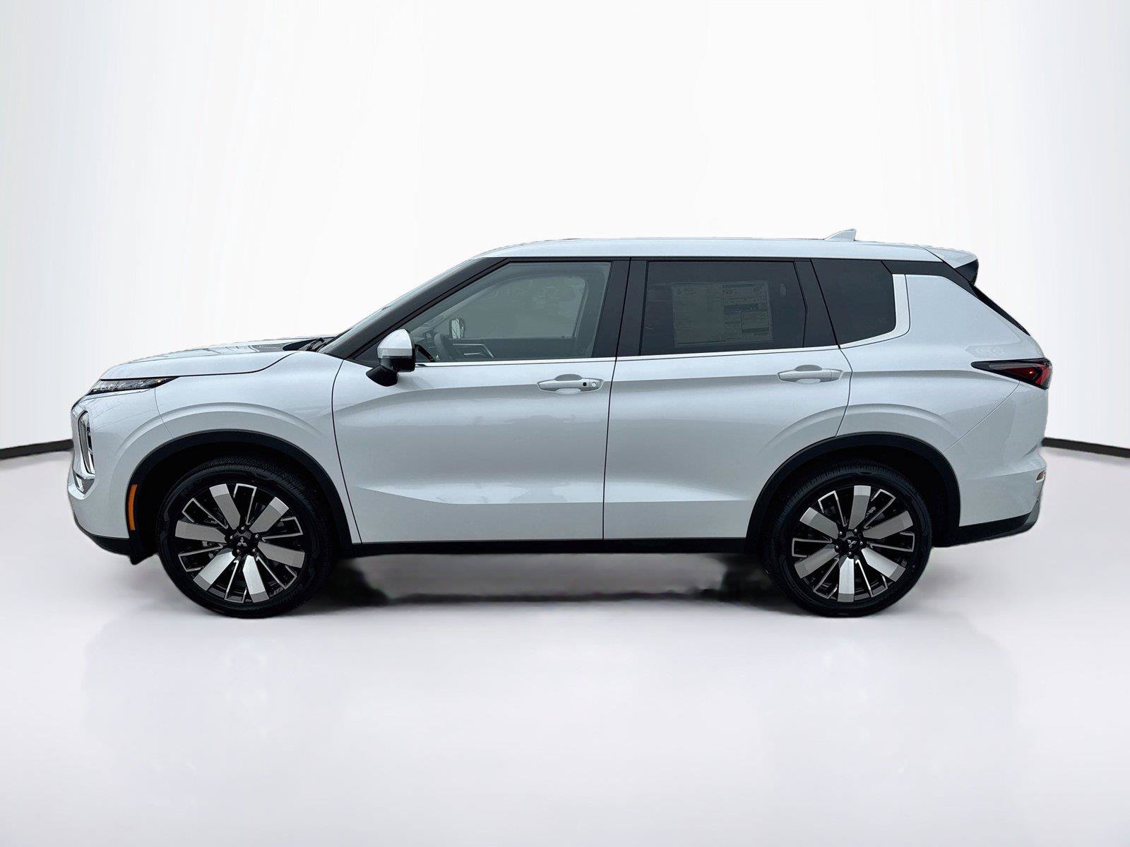 New 2026 Mitsubishi Outlander SE FWD image 2