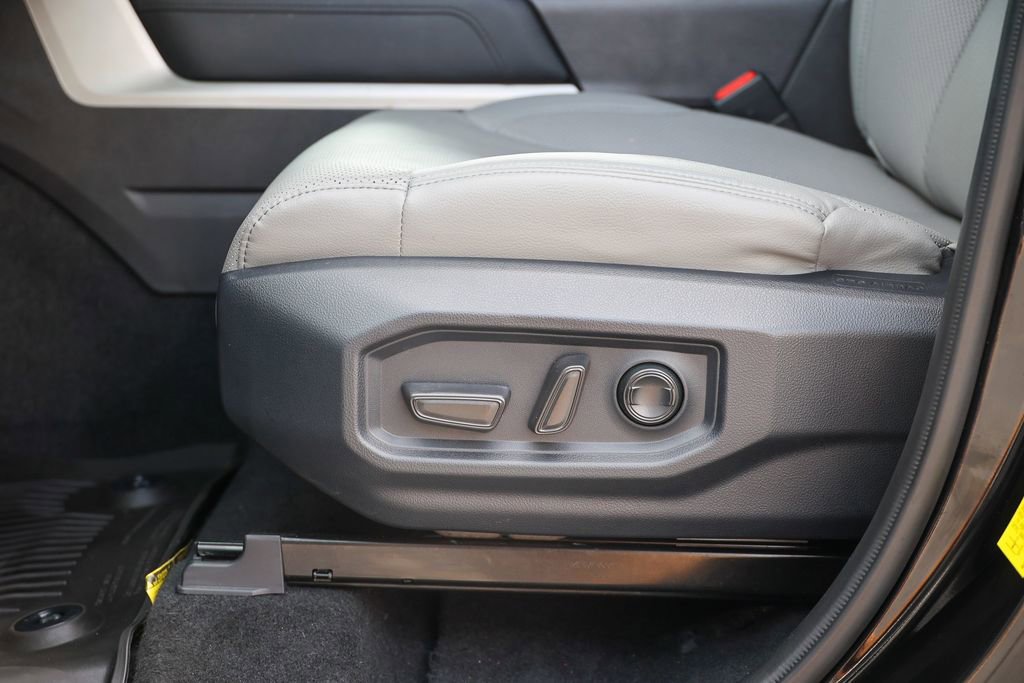 Used 2025 Toyota Tundra Limited AWD/4WD image 33