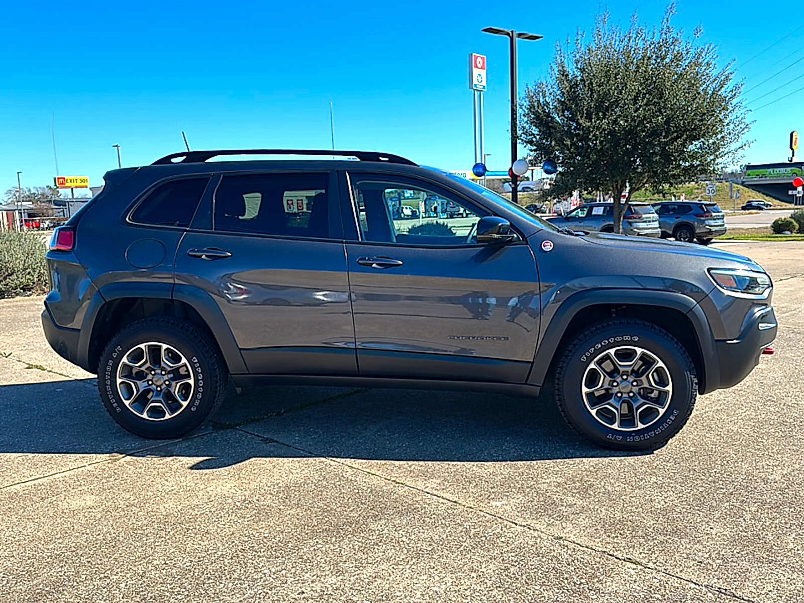 Used 2022 Jeep Cherokee Trailhawk w/ Trailer Tow Group image 9