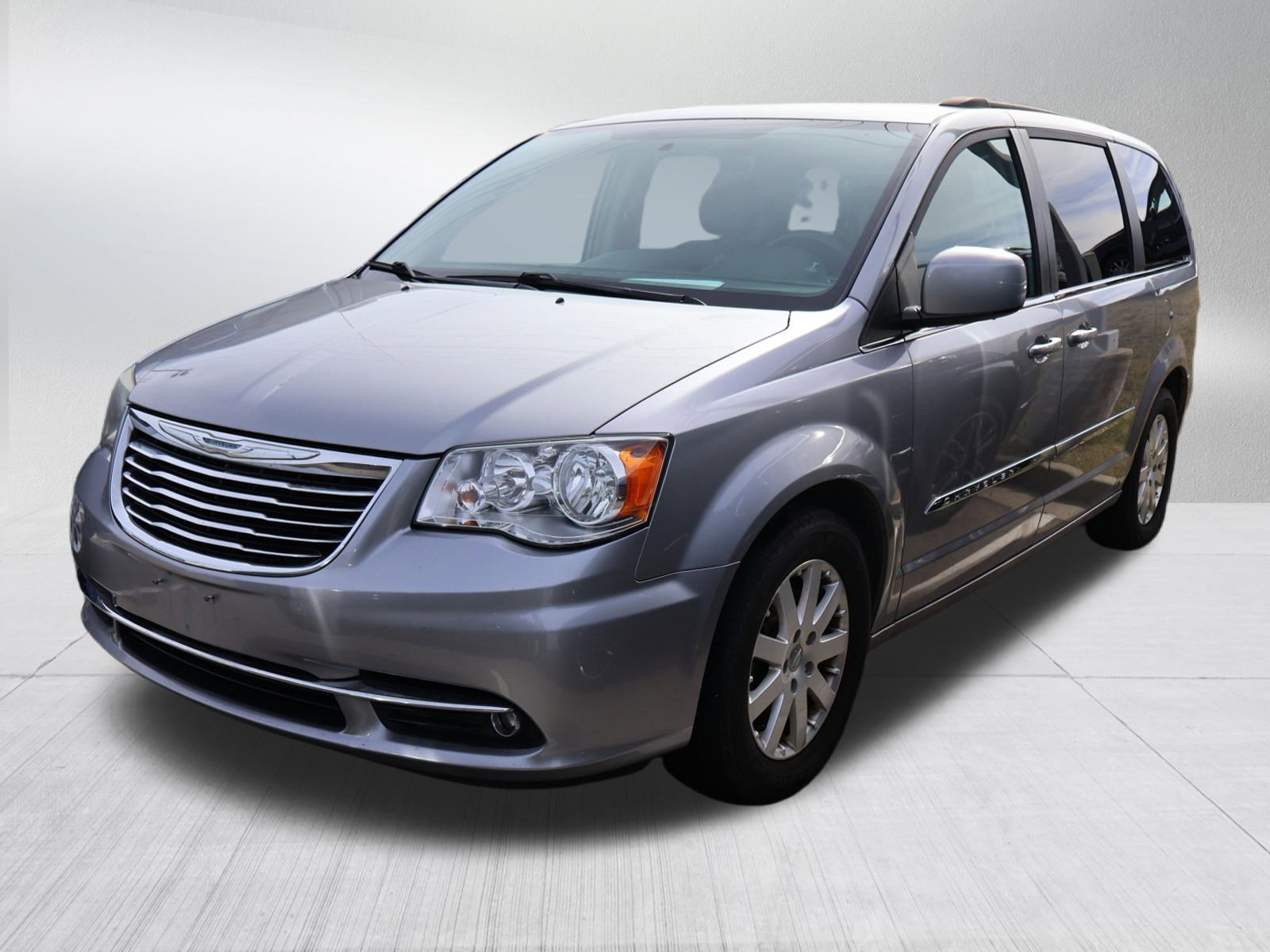 Used 2014 Chrysler Town & Country Touring image 3
