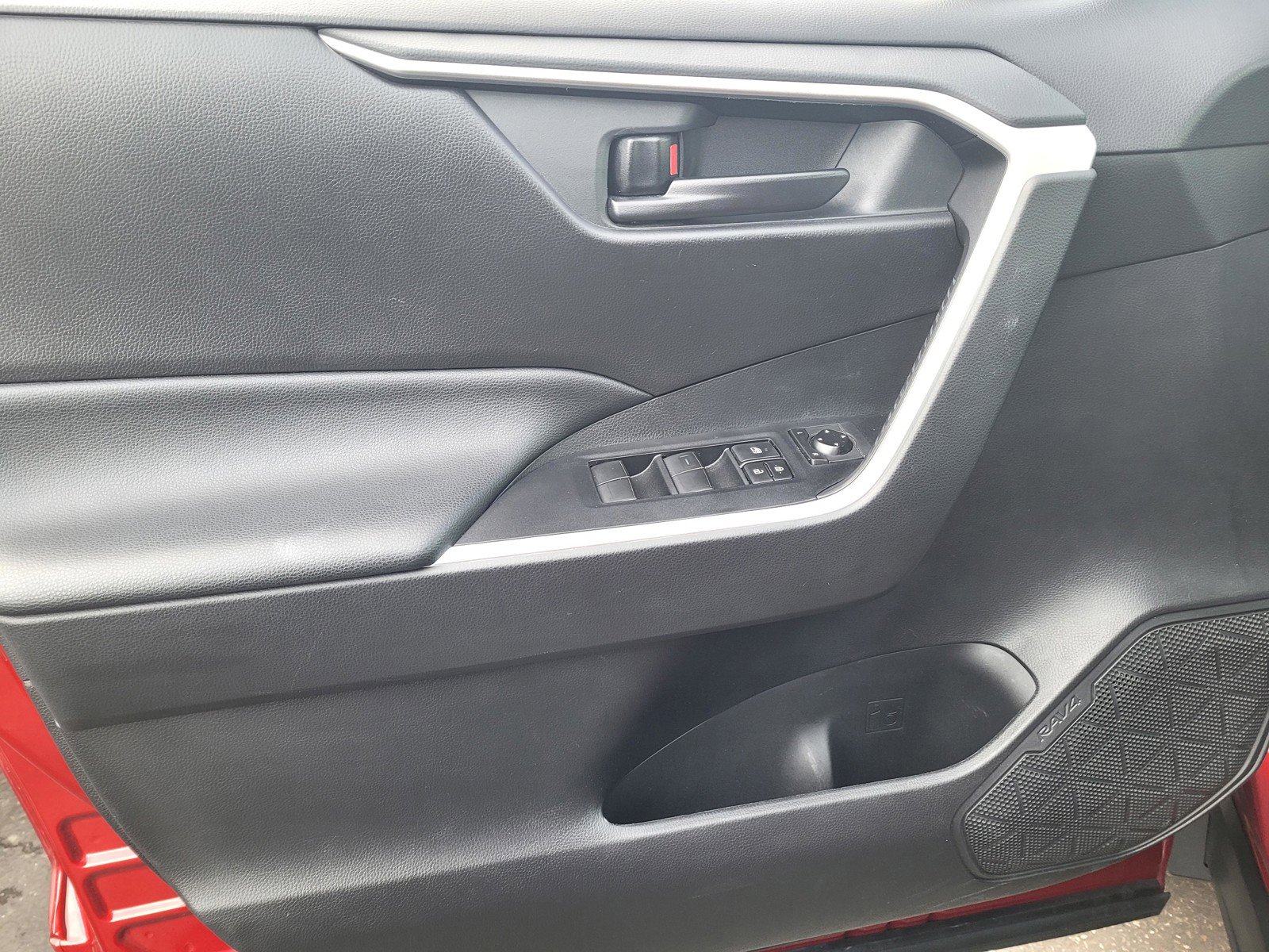 Used 2020 Toyota RAV4 LE image 16