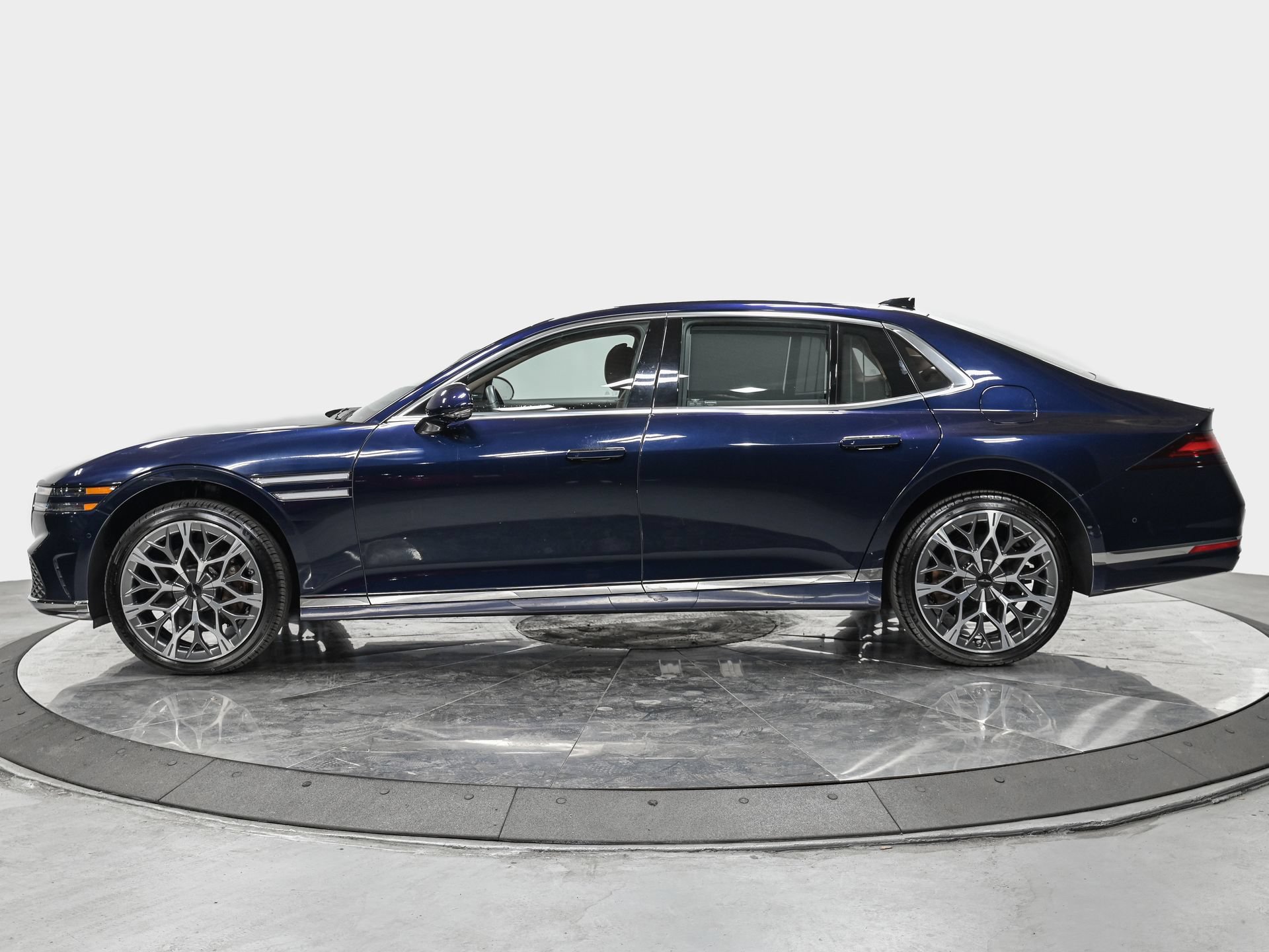 Used 2023 Genesis G90 3.5T AWD/4WD image 2
