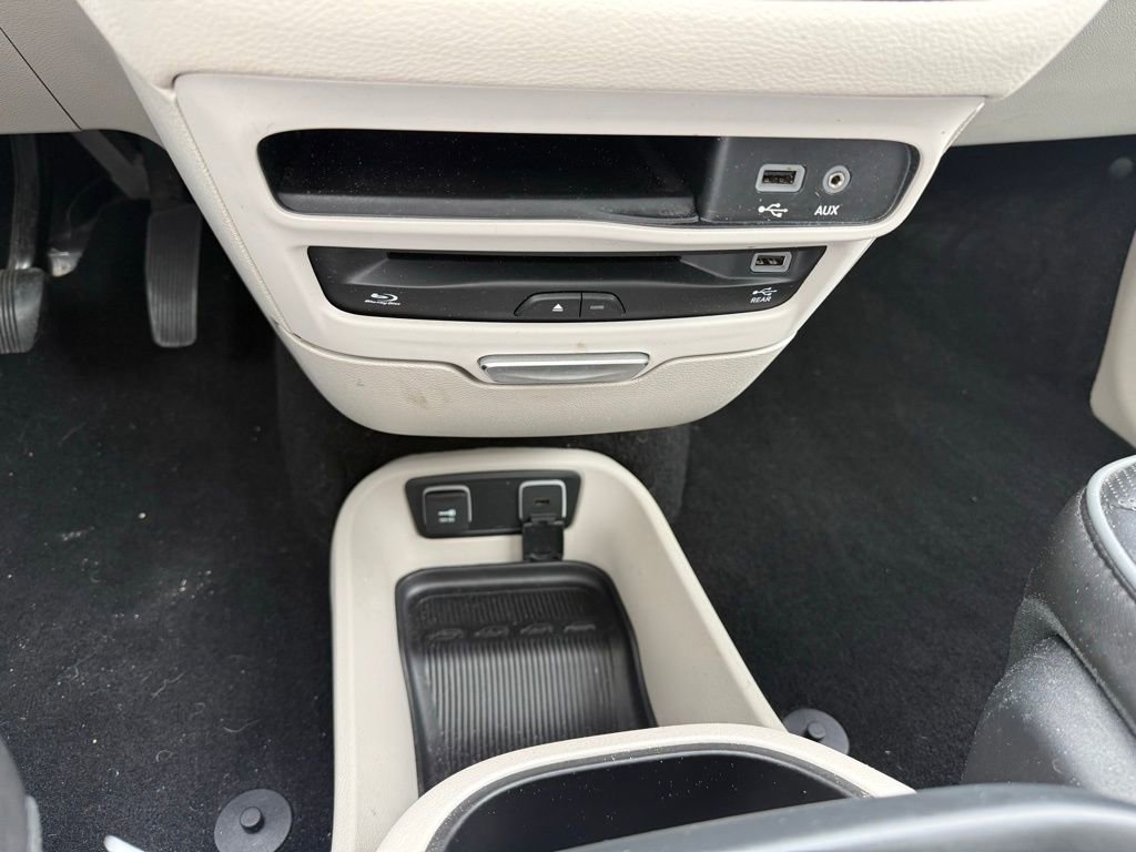 Used 2019 Chrysler Pacifica Limited w/ Advanced Safetytec Group FWD image 17