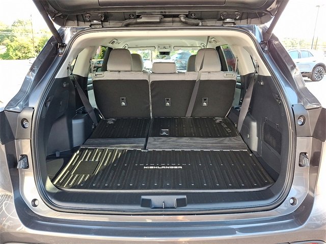Used 2024 Toyota Highlander LE image 29