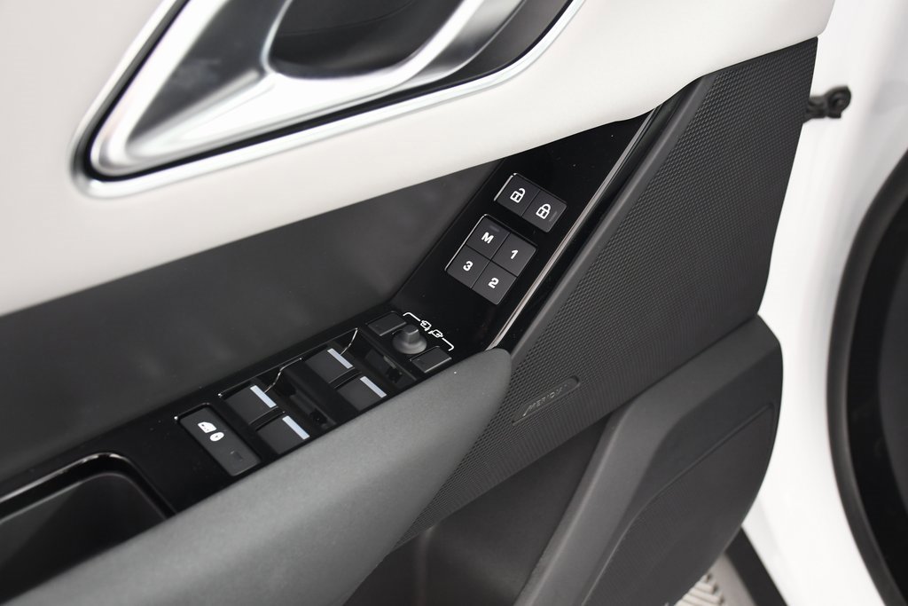 Used 2025 Land Rover Range Rover Velar Dynamic SE image 15