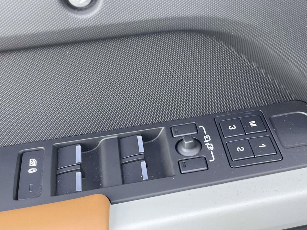 Used 2024 Land Rover Defender 110 X-Dynamic SE image 26