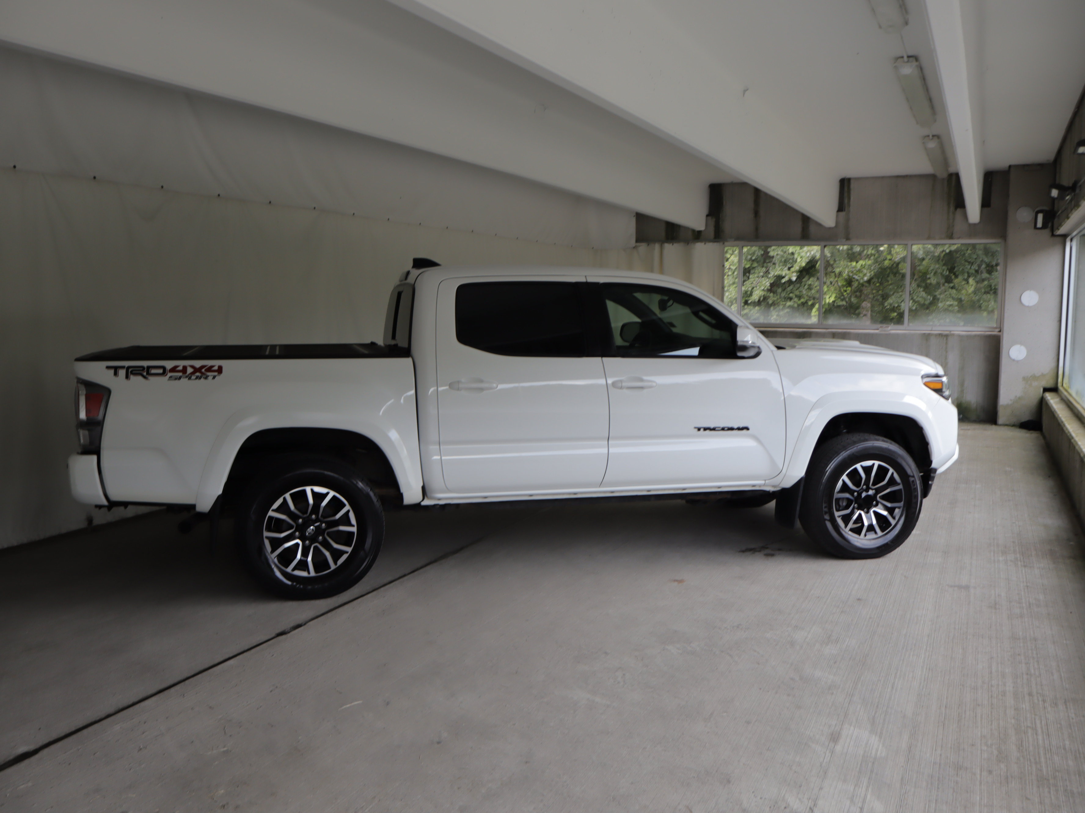 Used 2023 Toyota Tacoma TRD Sport w/ Technology Package AWD/4WD image 4