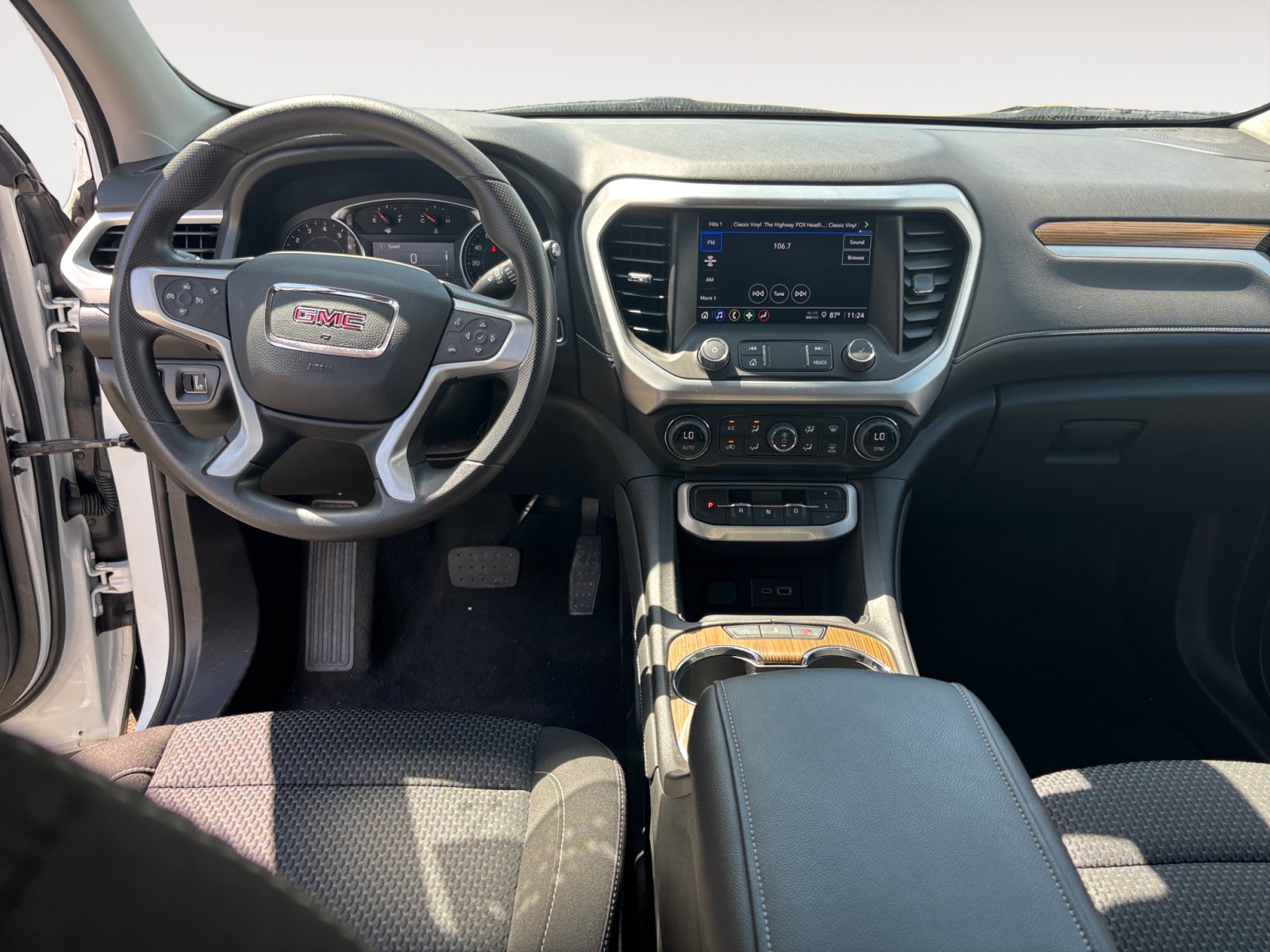 Used 2023 GMC Acadia SLE w/ Driver Convenience Package image 10