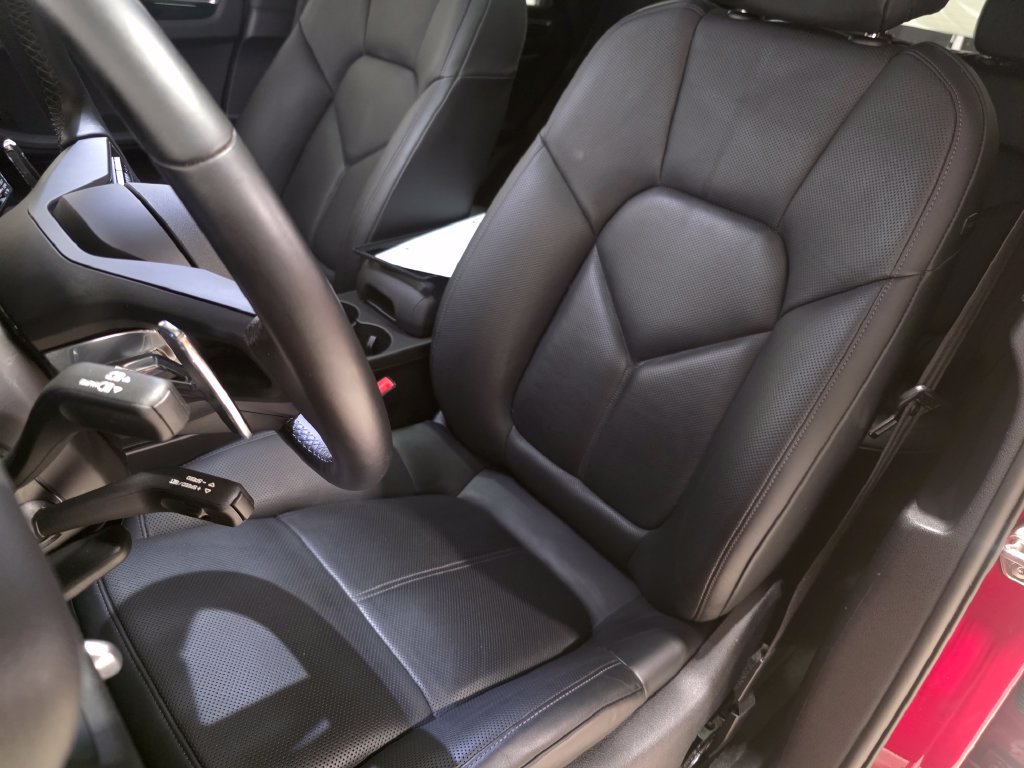 Certified 2024 Porsche Macan AWD/4WD image 22