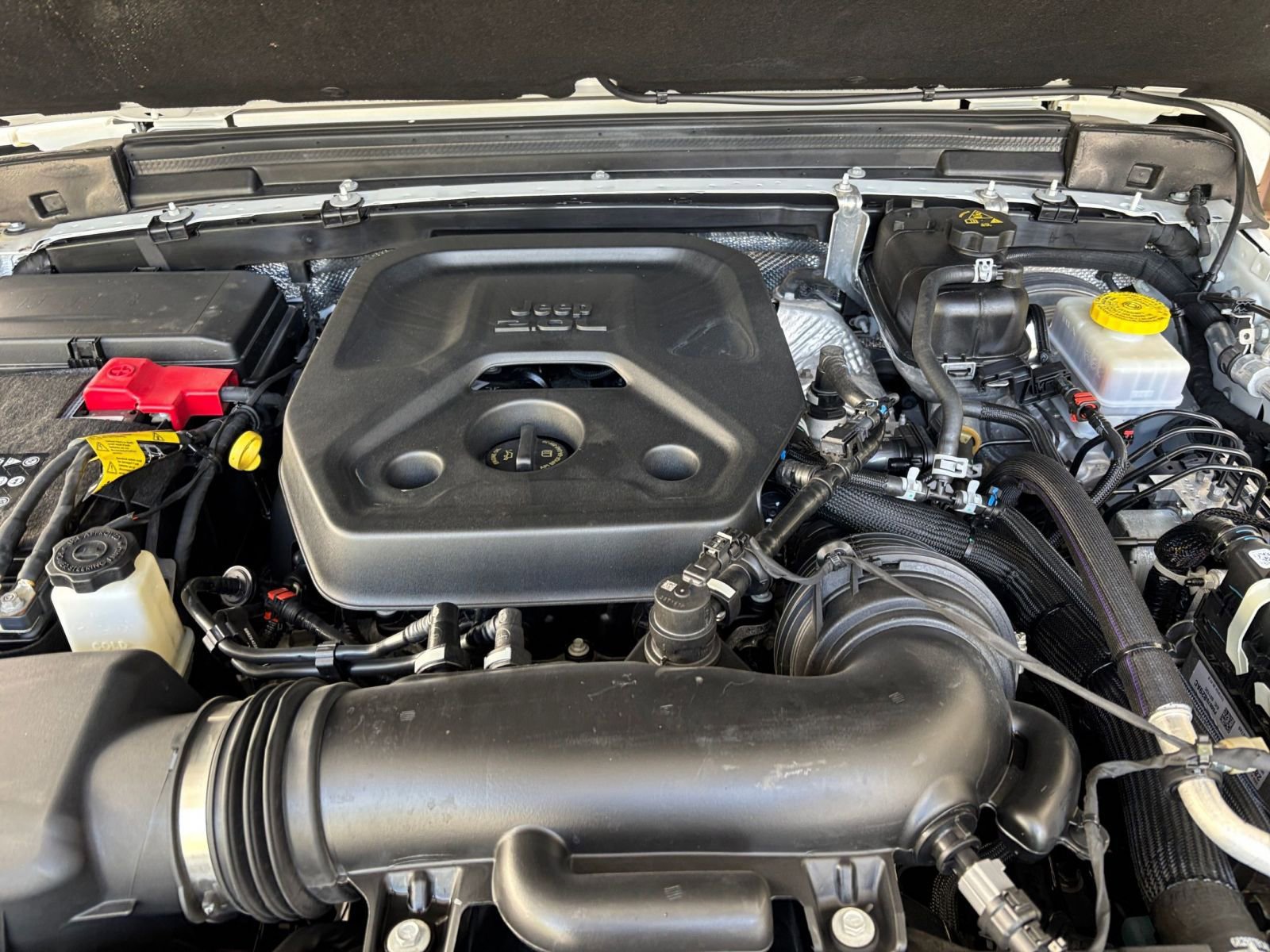 Used 2025 Jeep Wrangler Sahara AWD/4WD image 32