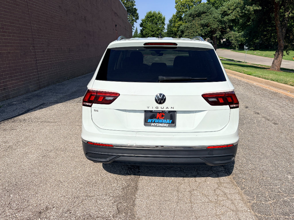 Used 2022 Volkswagen Tiguan SE w/ Panoramic Sunroof Package FWD image 4