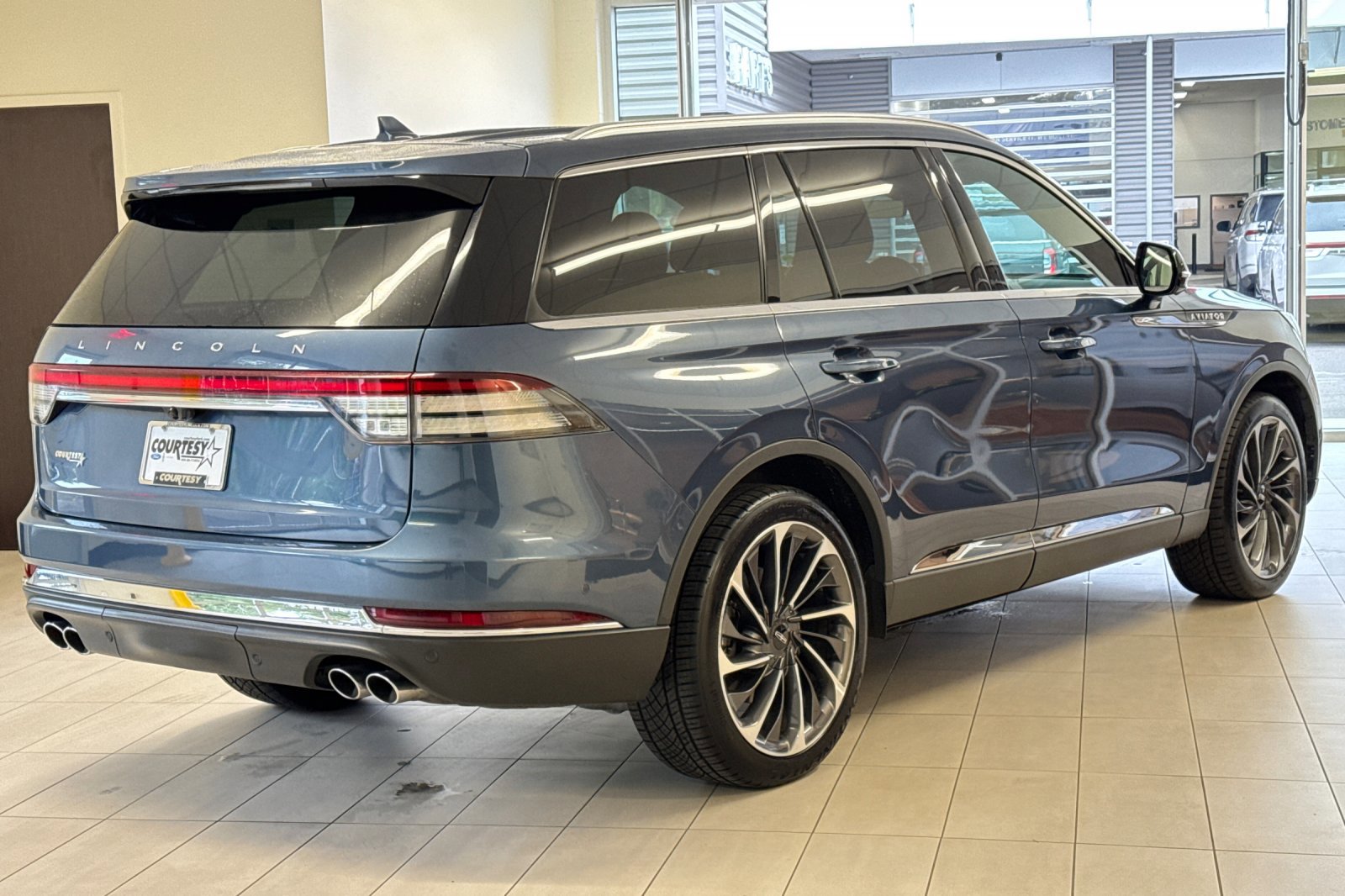 Used 2020 Lincoln Aviator Reserve w/ Equipment Group 202A image 4