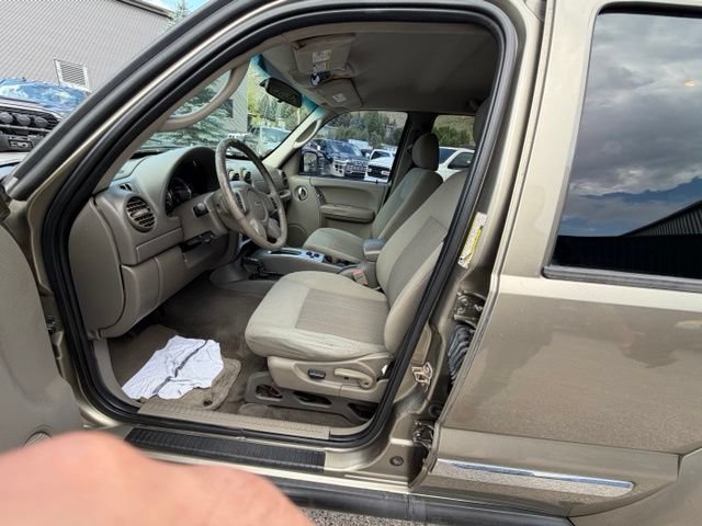 Used 2006 Jeep Liberty Limited w/ Trailer Tow Group AWD/4WD image 19