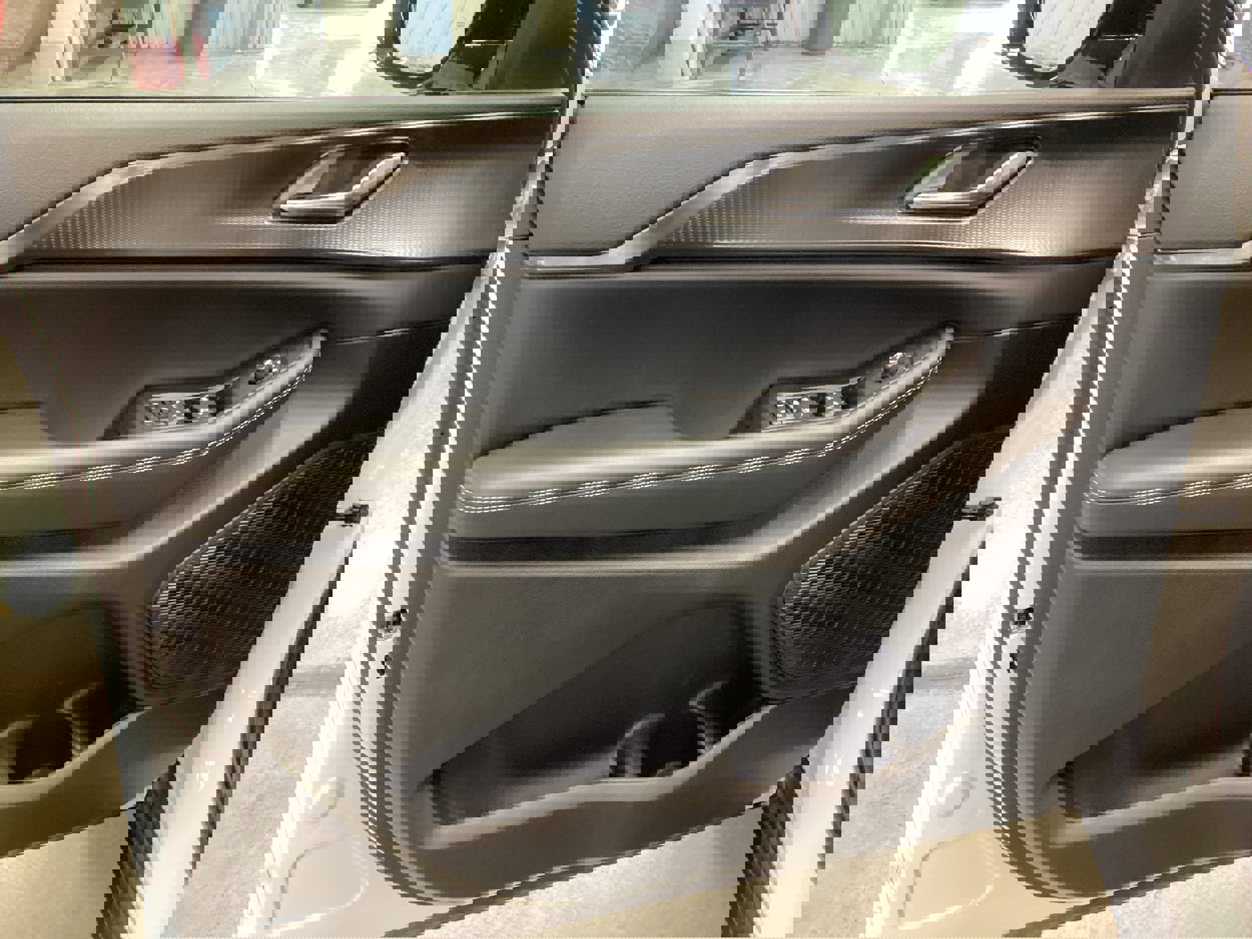 Used 2024 Jeep Grand Cherokee Altitude image 13