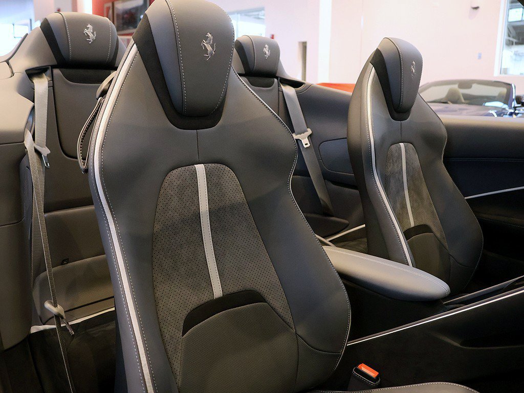 Certified 2026 Ferrari Roma Spider RWD image 31