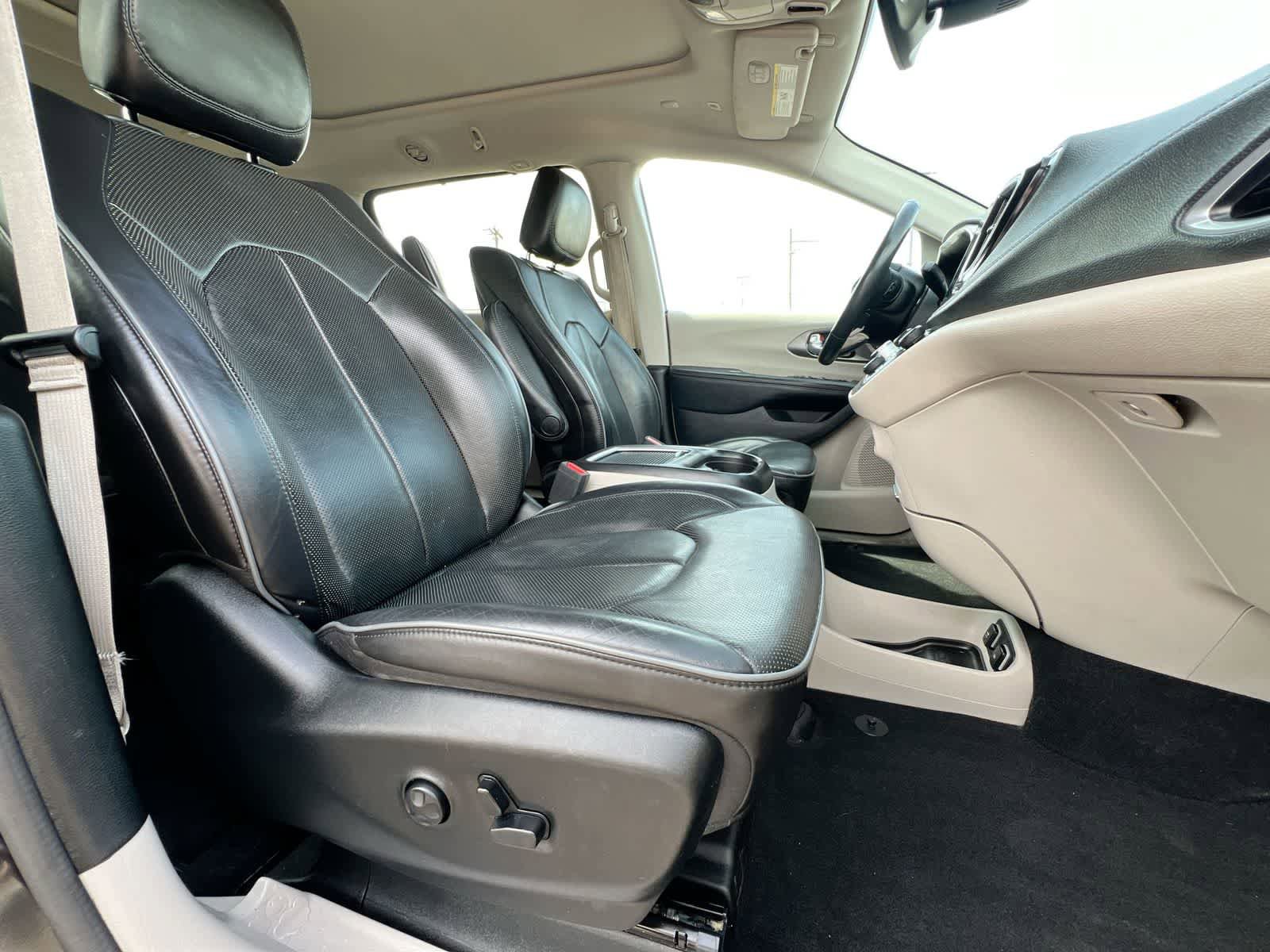 Used 2019 Chrysler Pacifica Limited w/ Tire & Wheel Group FWD image 21