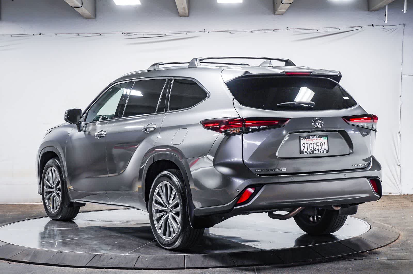 Certified 2025 Toyota Highlander Limited AWD/4WD image 3