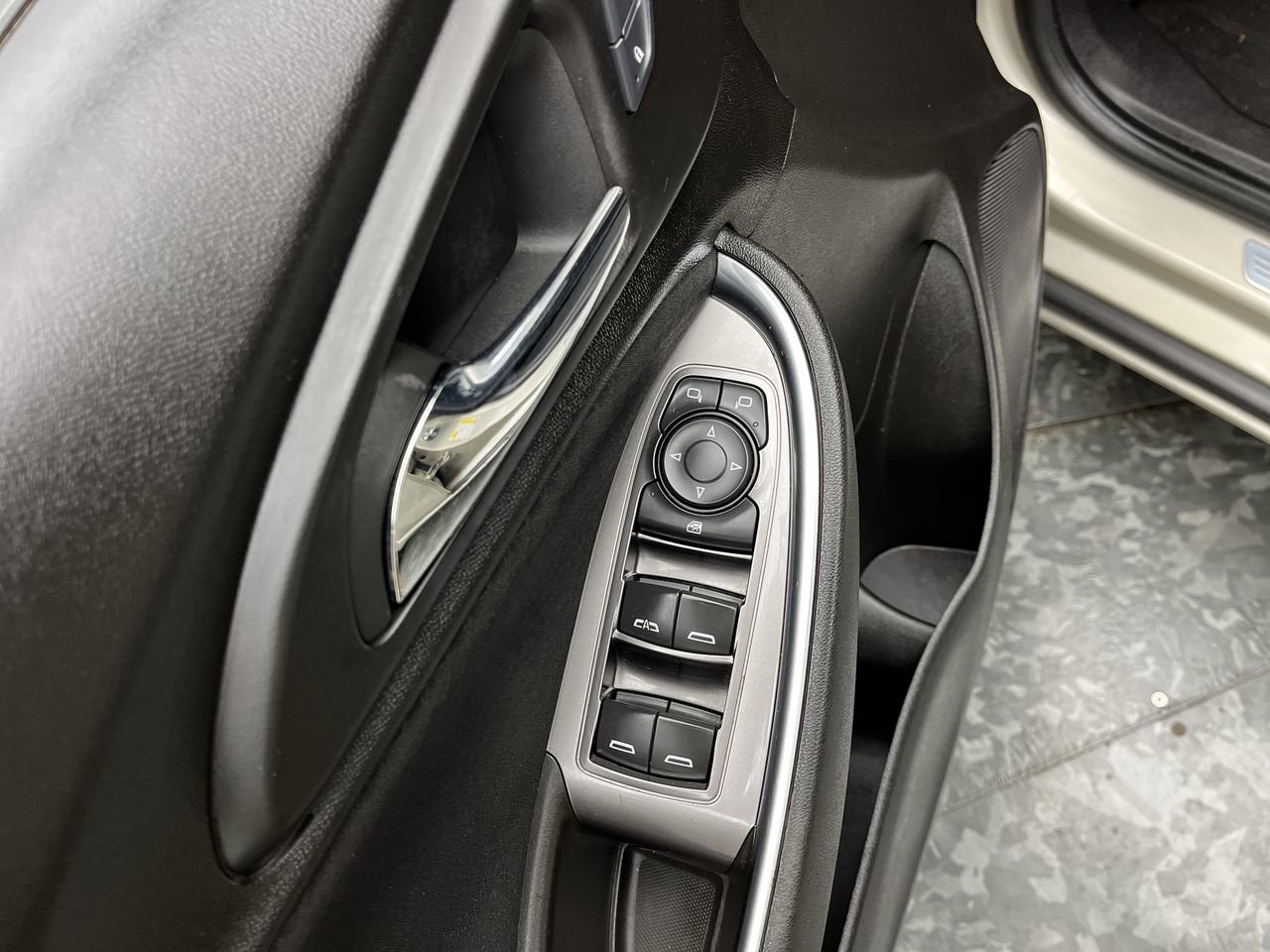 Used 2016 Chevrolet Malibu LT FWD image 7
