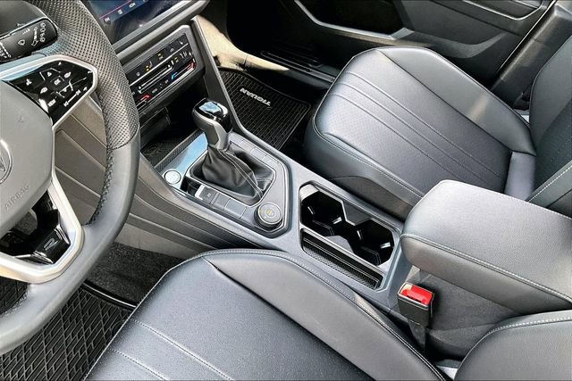 Used 2024 Volkswagen Tiguan SE R-Line AWD/4WD image 18