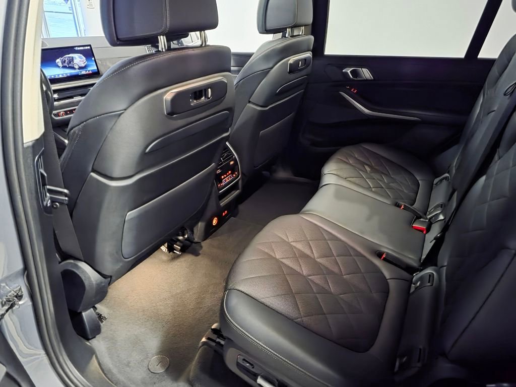 Used 2025 BMW X7 xDrive40i w/ Premium Package image 16