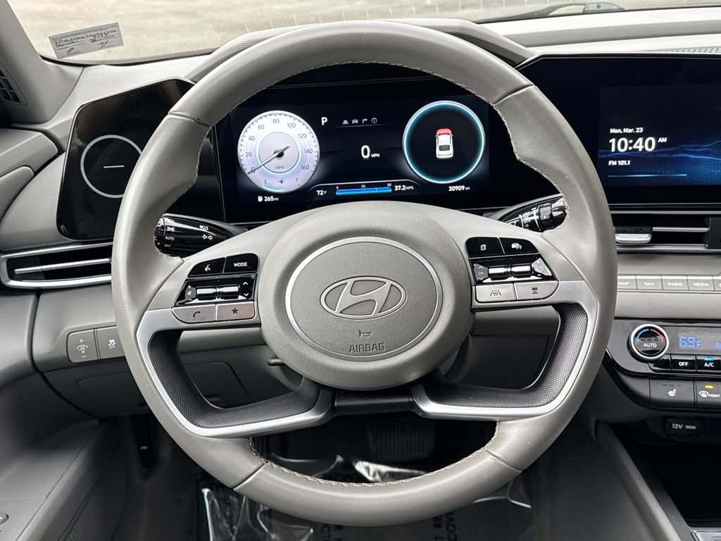 Used 2025 Hyundai Elantra SEL image 25