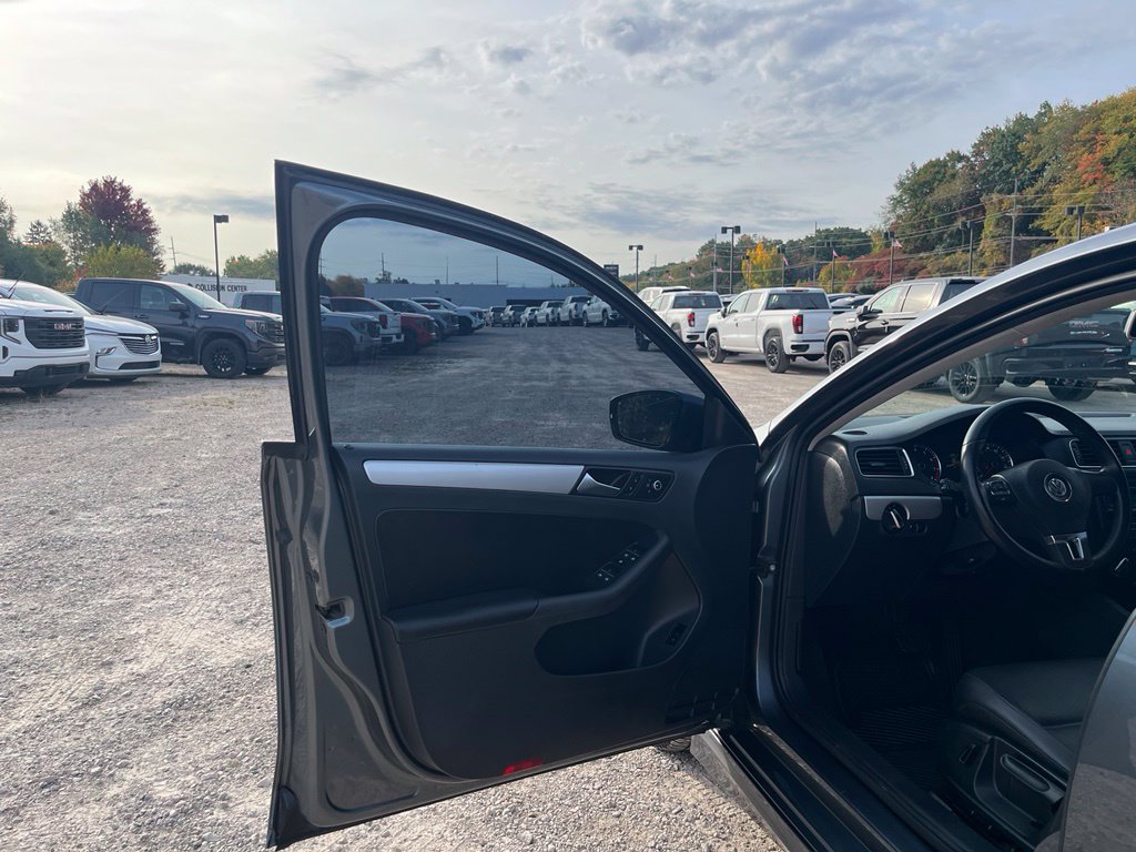 Used 2013 Volkswagen Jetta SE FWD image 14