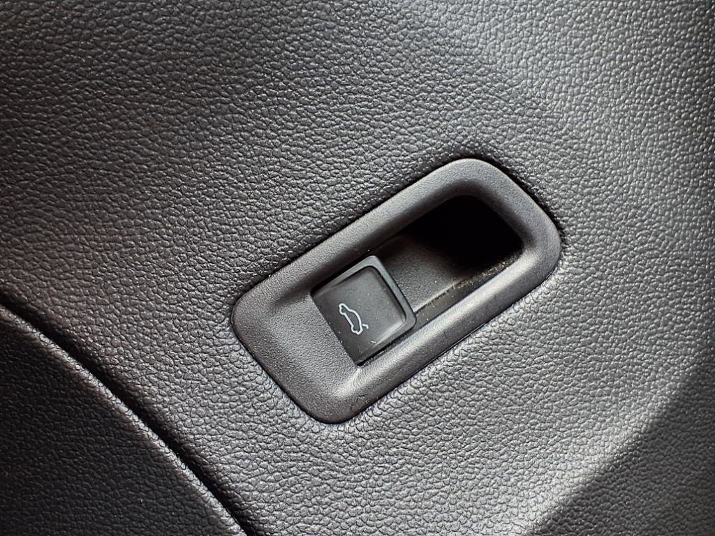 Used 2025 Volkswagen Atlas SE image 15