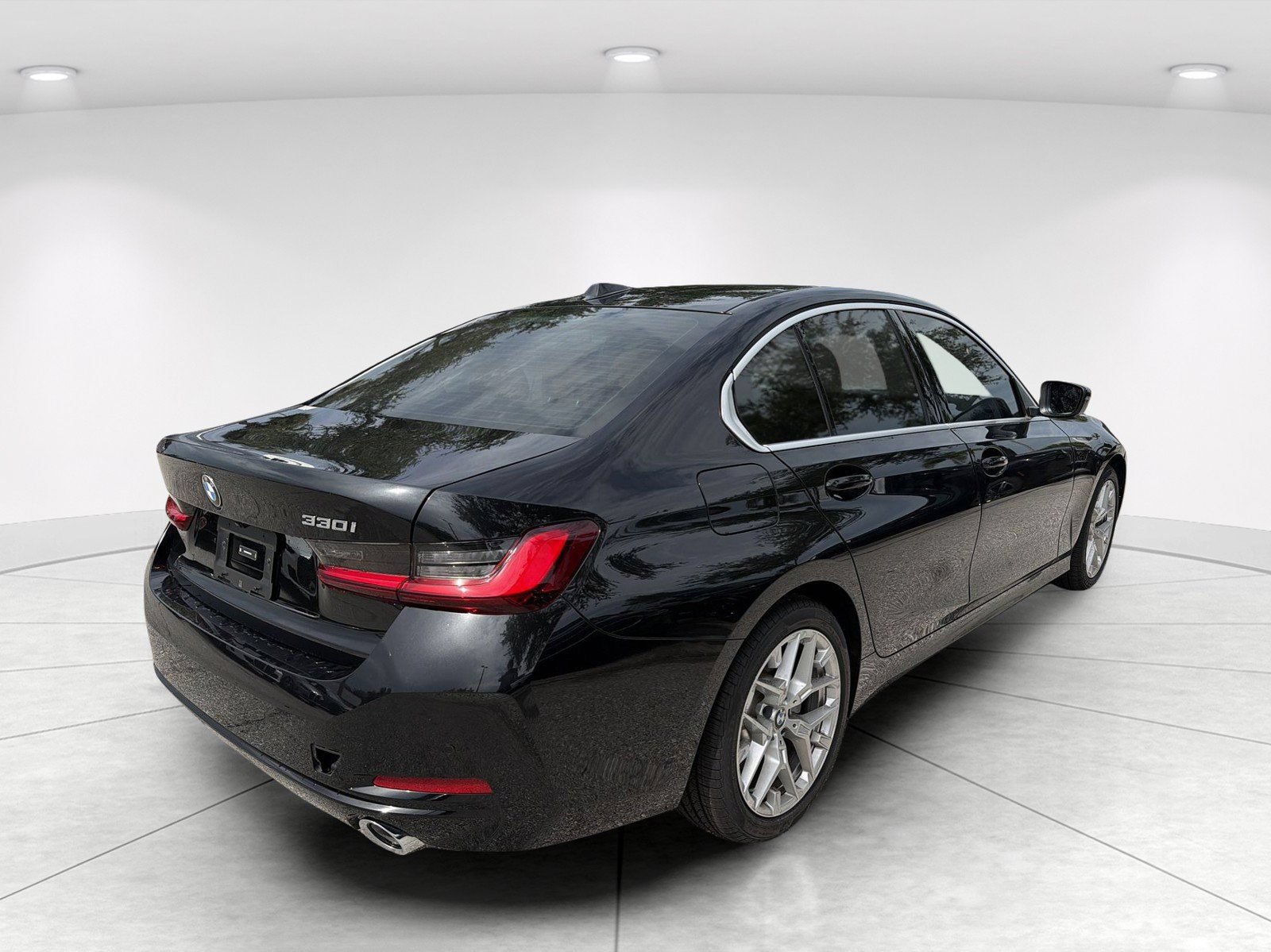Certified 2025 BMW 330i Sedan w/ M Sport Package RWD image 4