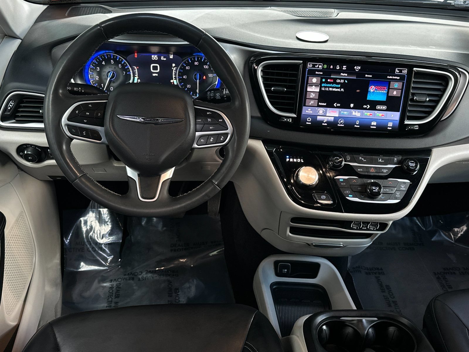 Used 2023 Chrysler Pacifica Touring-L FWD image 13