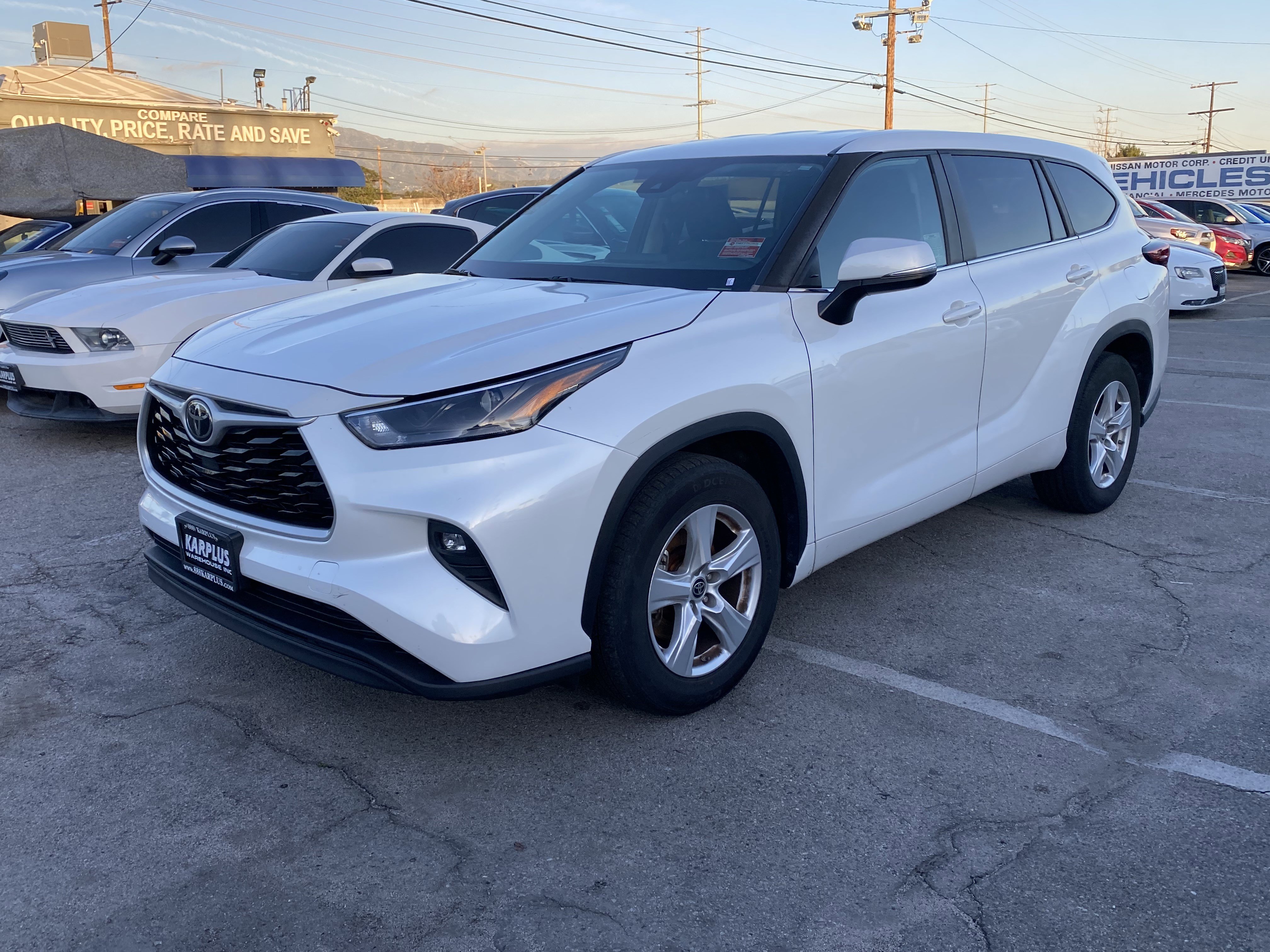 Used 2022 Toyota Highlander LE FWD image 2
