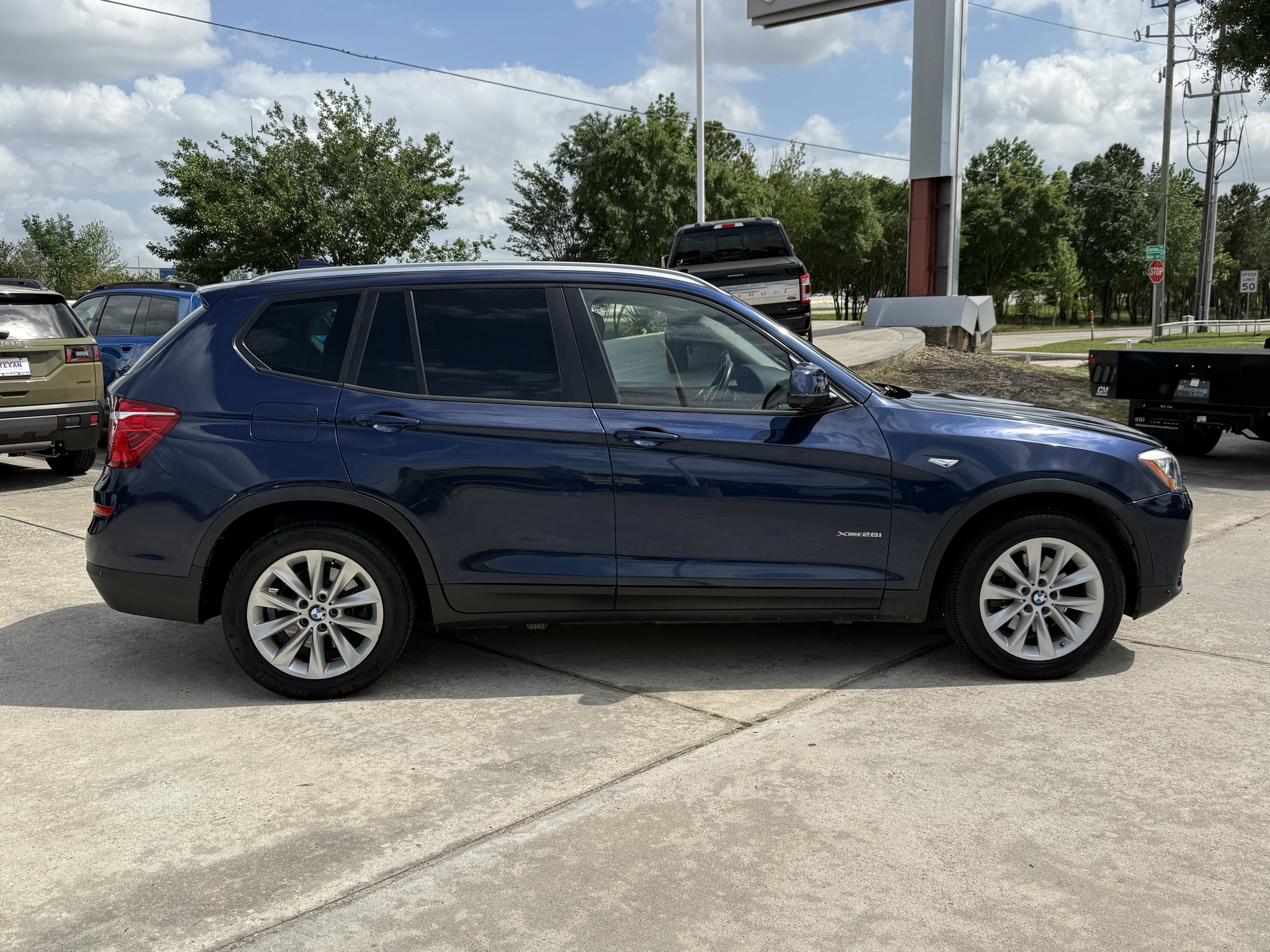 Used 2017 BMW X3 xDrive28i AWD/4WD image 3
