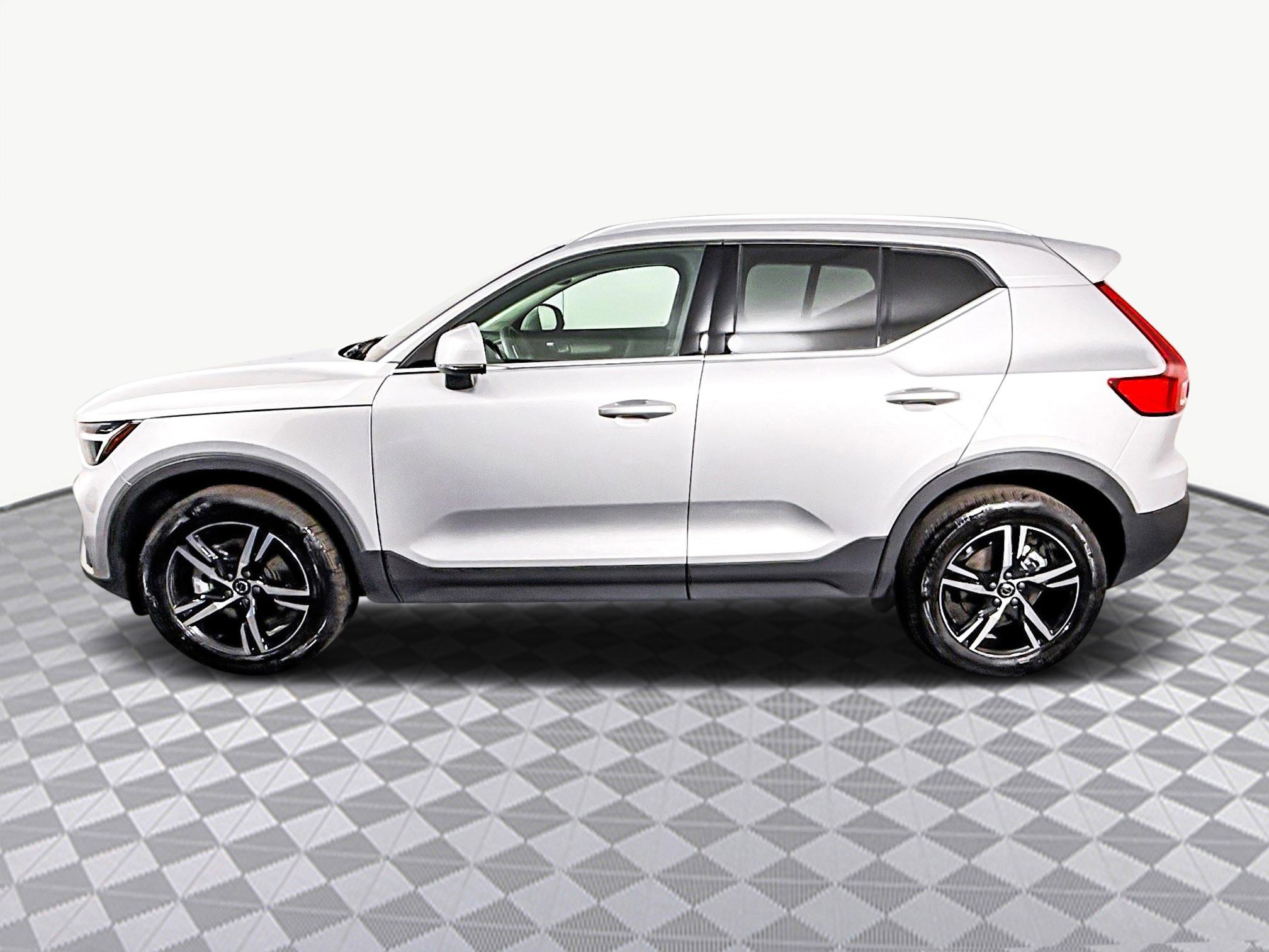 Used 2025 Volvo XC40 B5 Core image 6