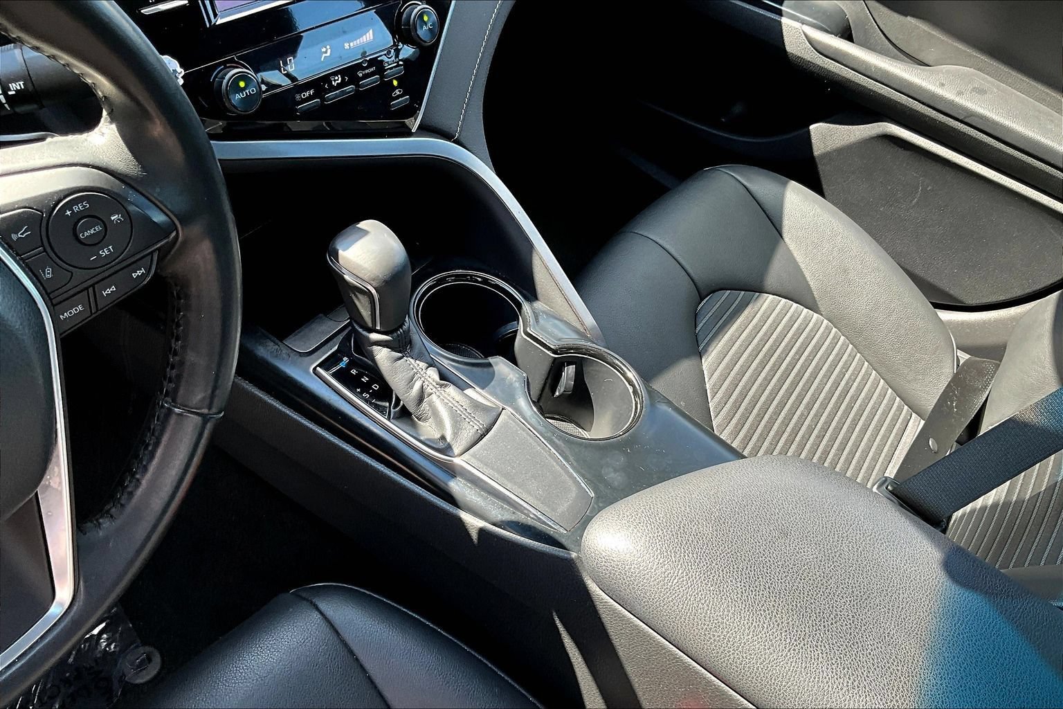 Used 2018 Toyota Camry SE FWD image 14