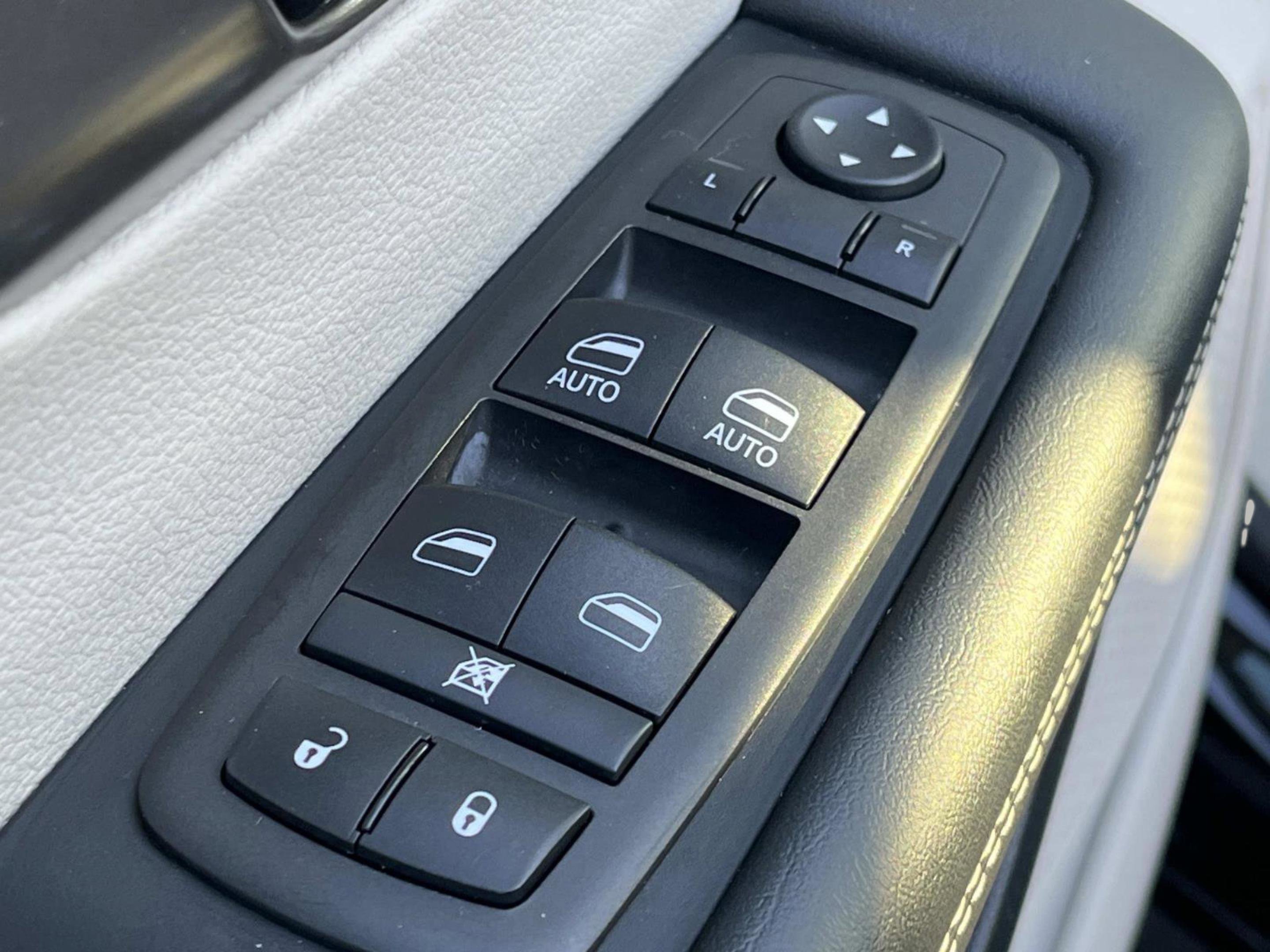 Used 2024 Chrysler Pacifica Touring-L image 30