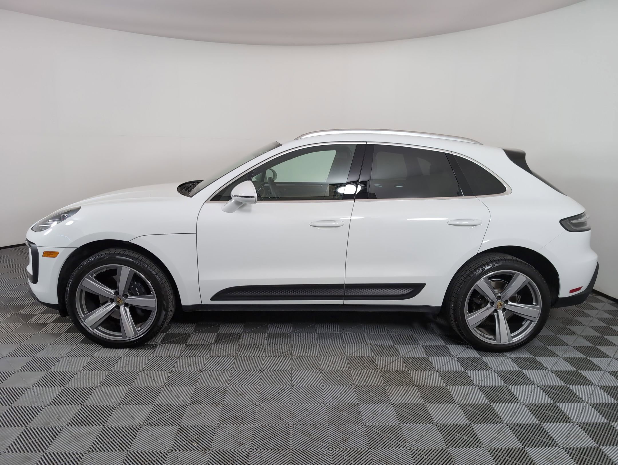 Certified 2025 Porsche Macan image 2