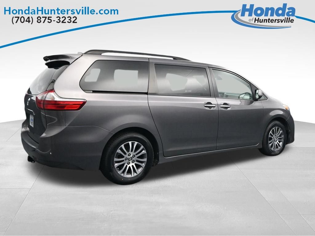 Used 2018 Toyota Sienna XLE w/ XLE Navigation Package FWD image 3