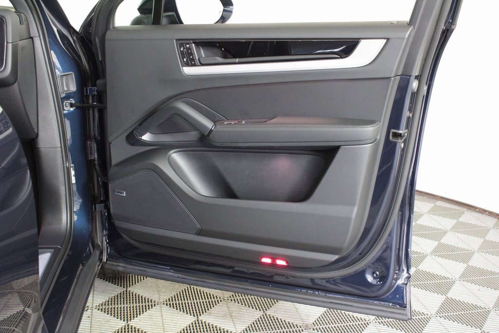 Used 2025 Porsche Cayenne Coupe image 36