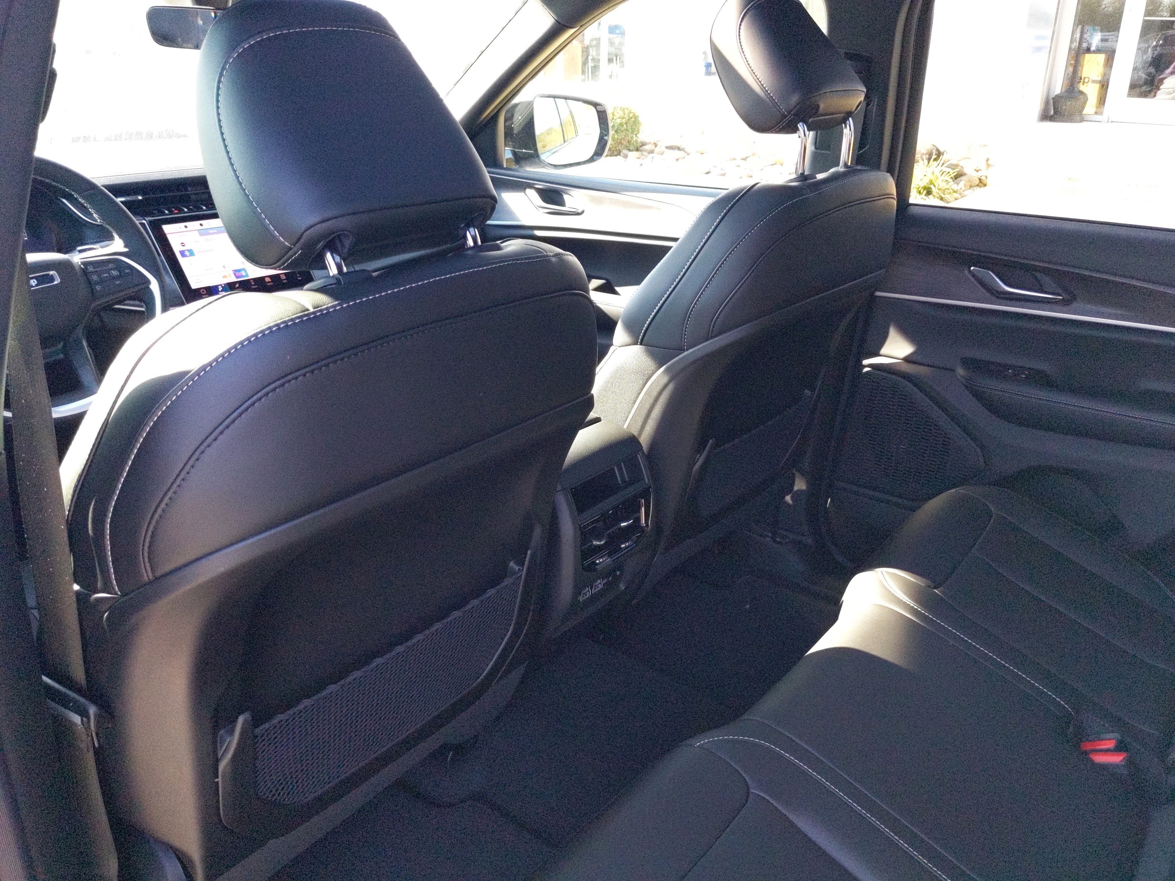 New 2025 Jeep Grand Cherokee Limited w/ Black Appearance Package AWD/4WD image 16