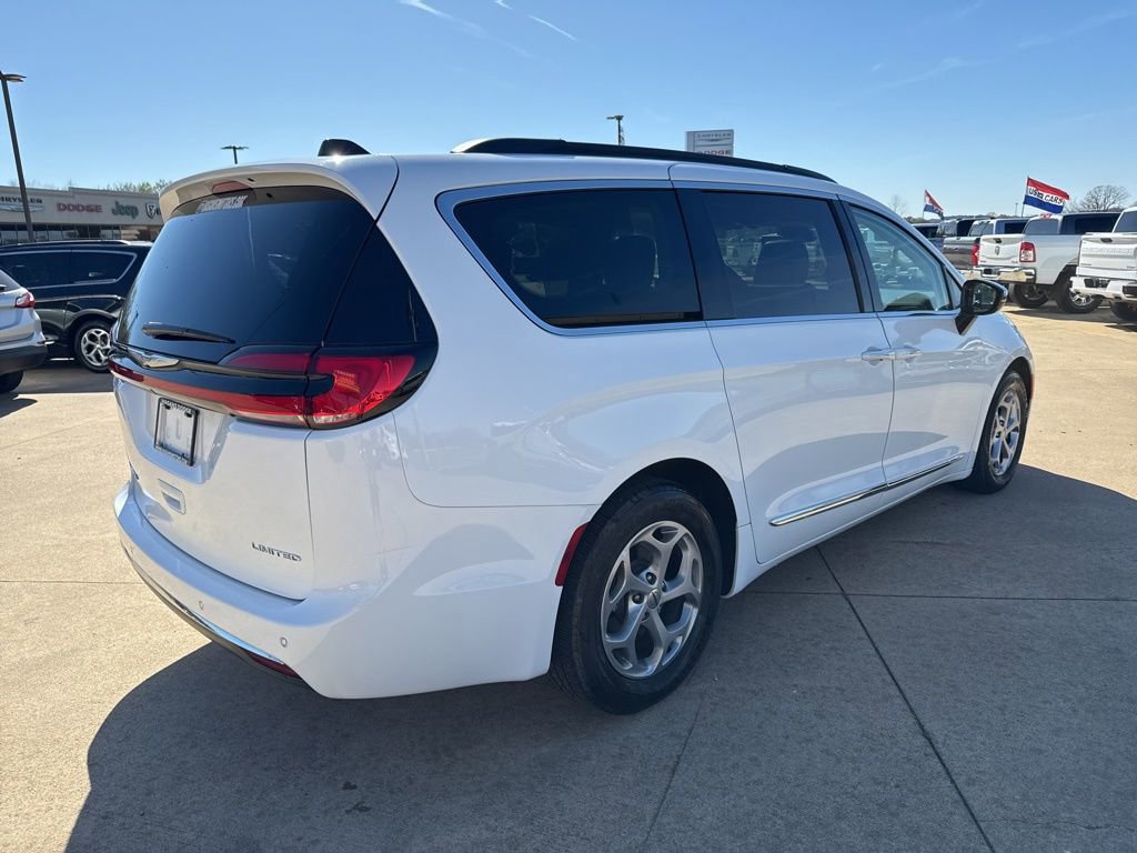 Certified 2023 Chrysler Pacifica Limited image 4