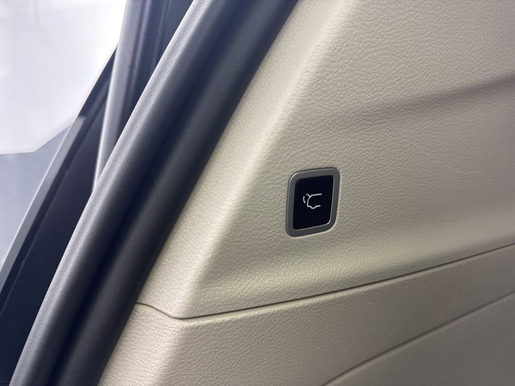 Used 2020 Chrysler Pacifica Touring image 45