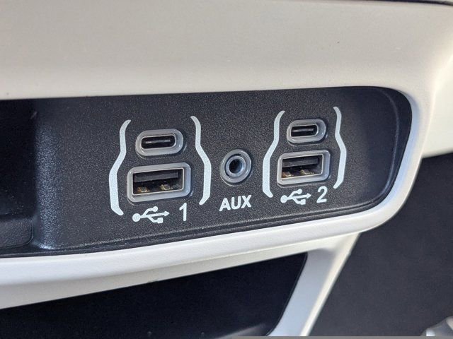 Used 2024 Chrysler Pacifica Touring-L image 23