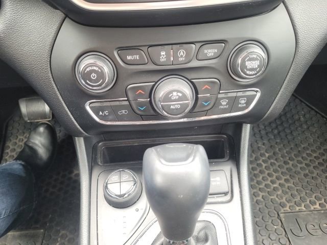 Used 2019 Jeep Cherokee Trailhawk w/ Cold Weather Group AWD/4WD image 16