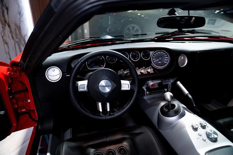 Used 2005 Ford GT RWD image 20