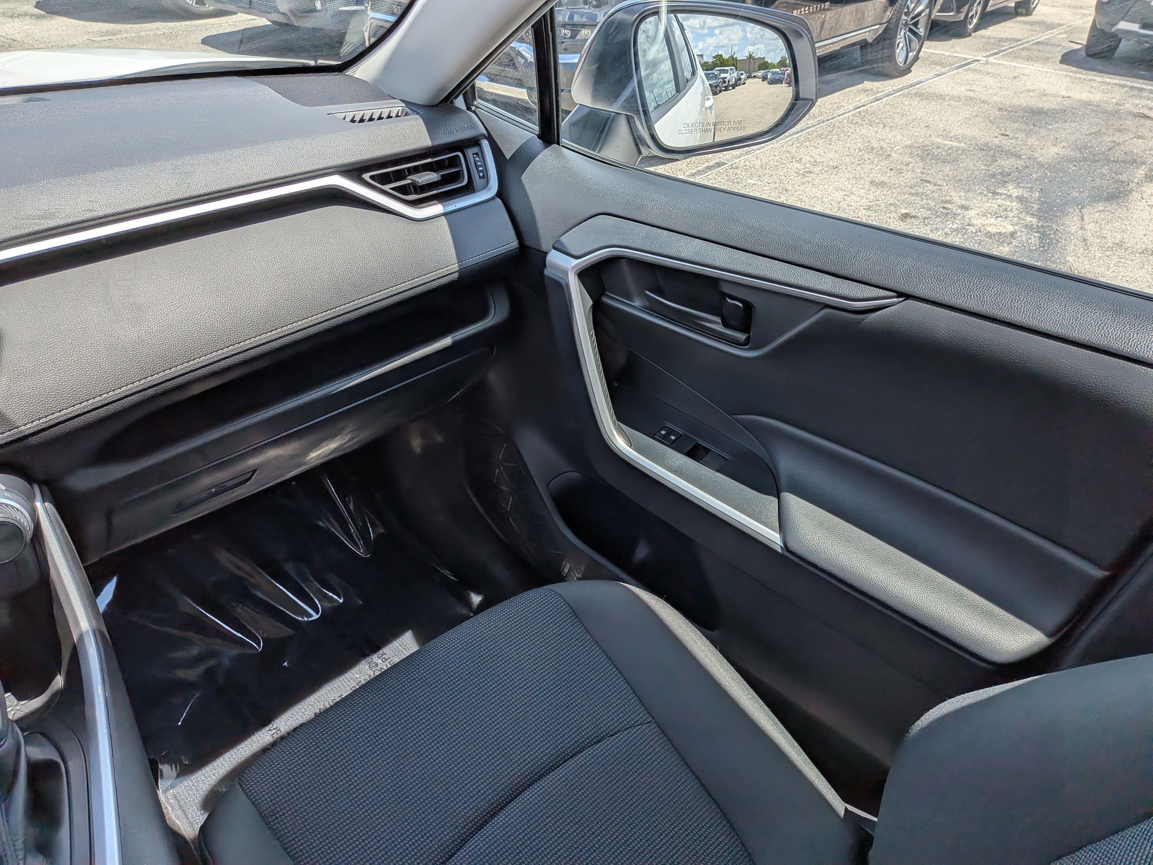 Used 2022 Toyota RAV4 LE FWD image 17