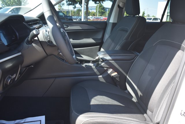 Used 2023 Jeep Grand Cherokee Laredo w/ Luxury Tech Group I RWD image 14