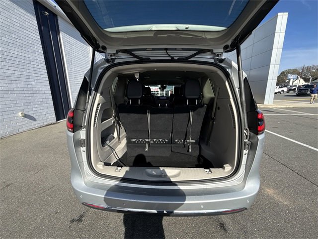 Used 2024 Chrysler Pacifica Touring-L image 21