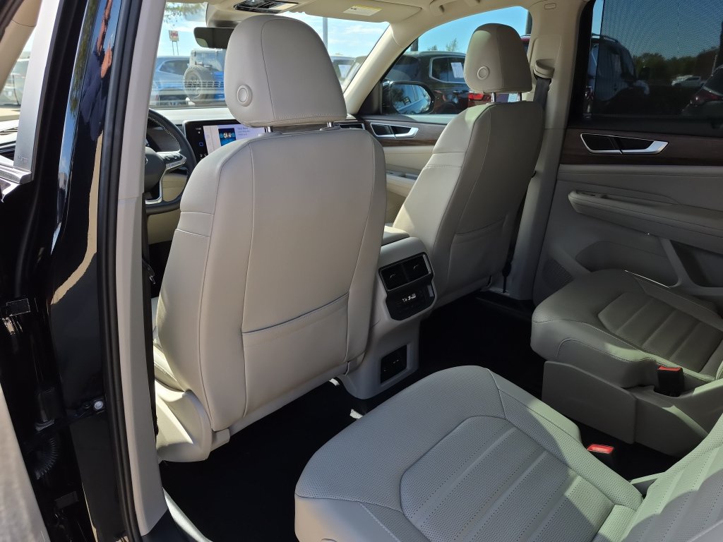 Used 2024 Volkswagen Atlas SEL AWD/4WD image 11