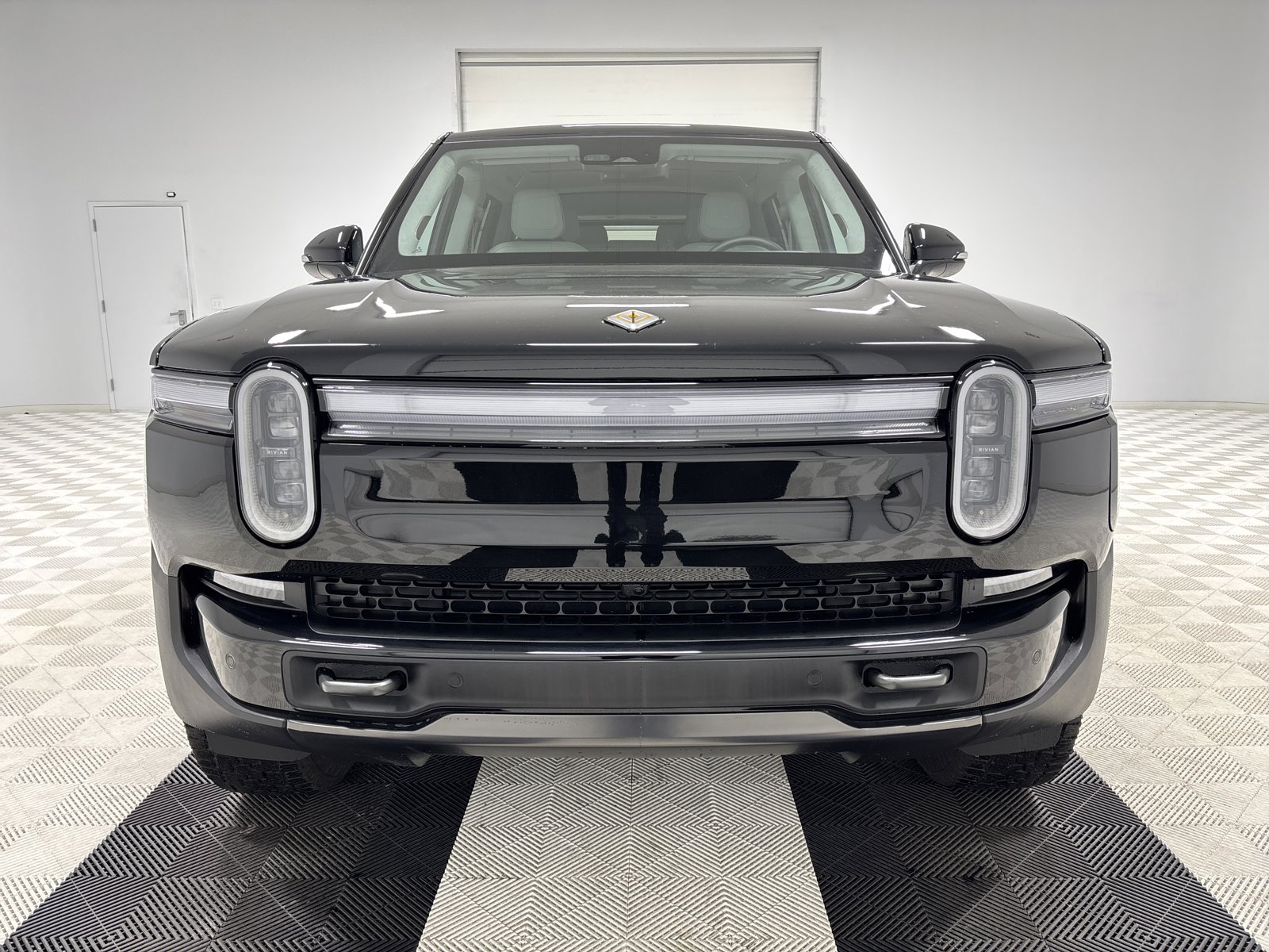 Used 2025 Rivian R1S Premium image 8